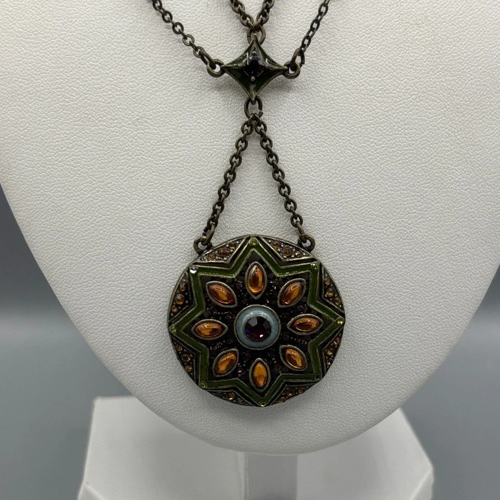 Vintage Avon Medallion Pendant Necklace JP429 - Picture 3 of 11